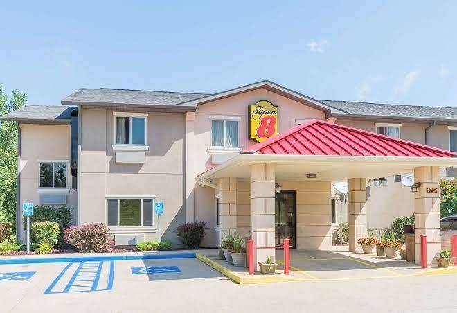 Super 8 By Wyndham Bloomington Image