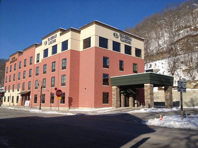 Cobblestone Inn & Suites Marquette Image
