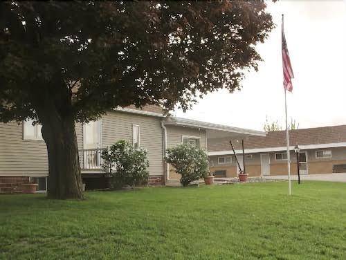 Elms motel