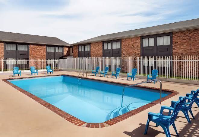 Super 8 By Wyndham Des Moines Image