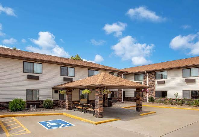 Days inn & suites by wyndham davenport east