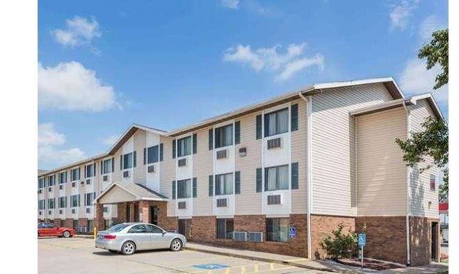 Super 8 By Wyndham Manhattan Ks Image