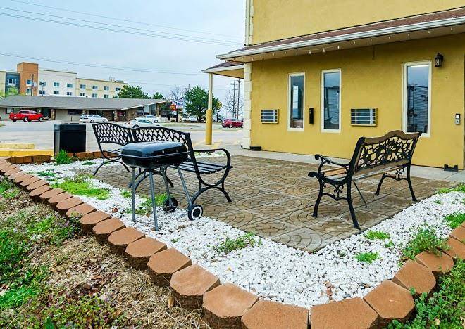 Red coach inn & suites hutchinson ks