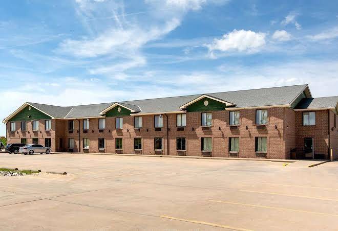 Super 8 by wyndham salina i 70