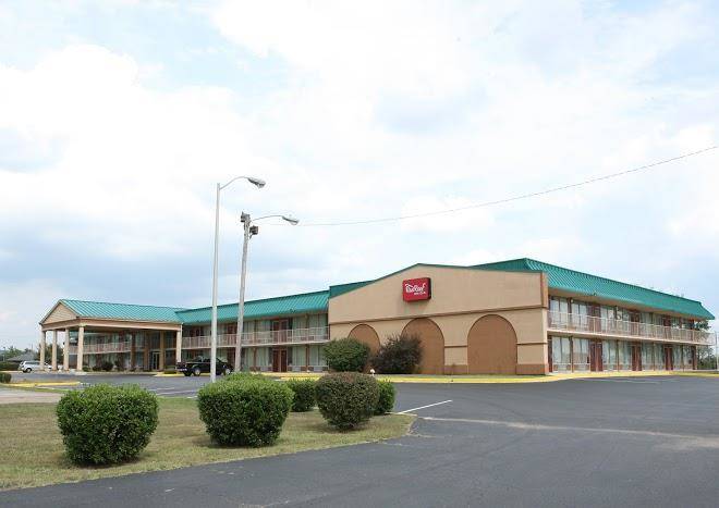 Red Roof Inn & Suites Cave City Image