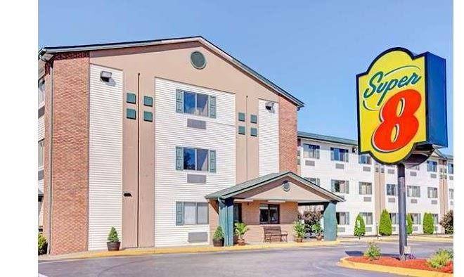 Super 8 by wyndham louisville airport