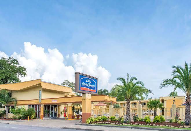 Howard Johnson By Wyndham Historic Lake Charles Image