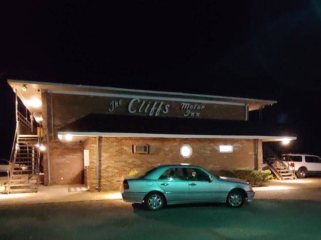 Cliffs motor inn