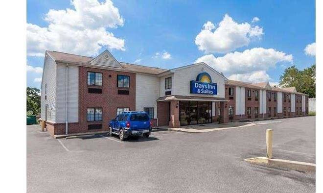 Days Inn & Suites By Wyndham Cambridge Image