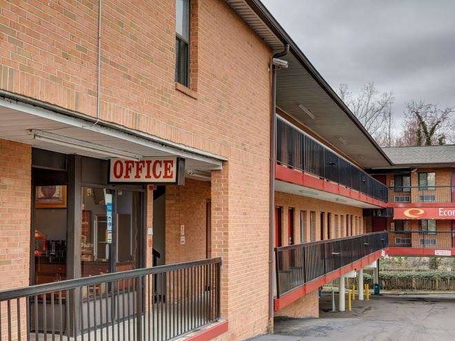 Econo lodge by university