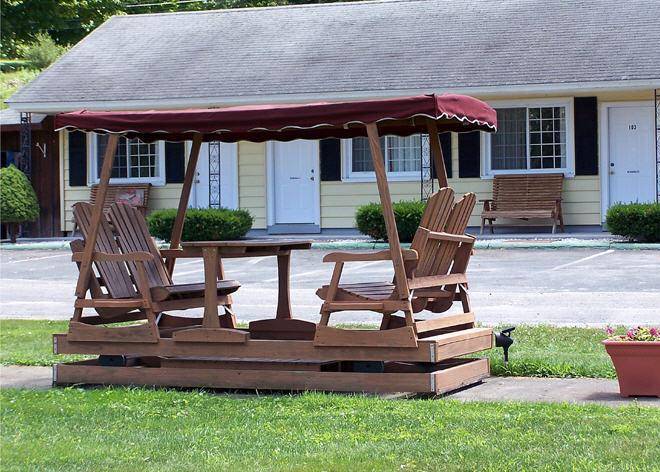 The Weathervane Motel Image