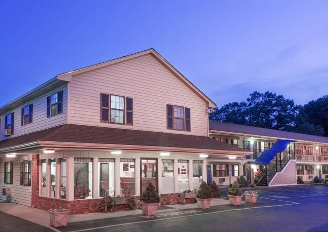 Knights Inn North Attleboro Image