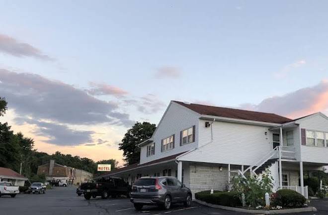 Chisholm's motor inn