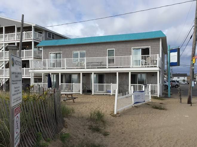 Shoreline motel