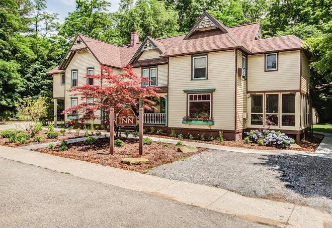 Twin oaks inn