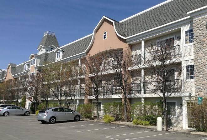 Hamilton inn select beachfront