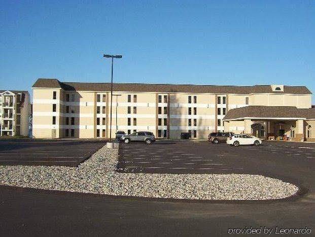 Mackinaw beach & bay inn & suites