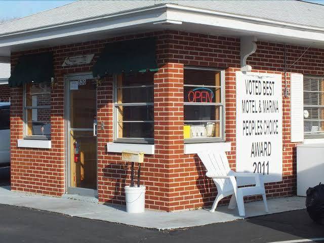 Riverside motel & marina