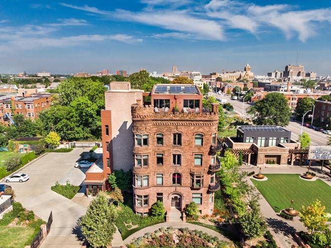 El moore lodge & residences