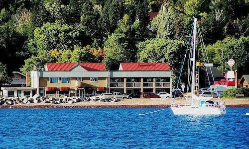 Harbor inn