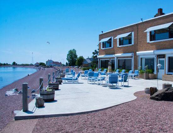 The Shoreline Inn Image