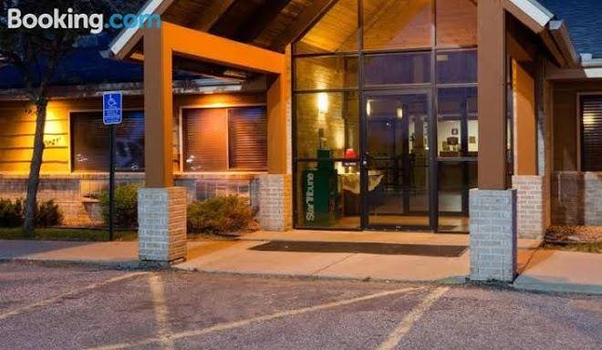 Americinn By Wyndham Blue Earth Image