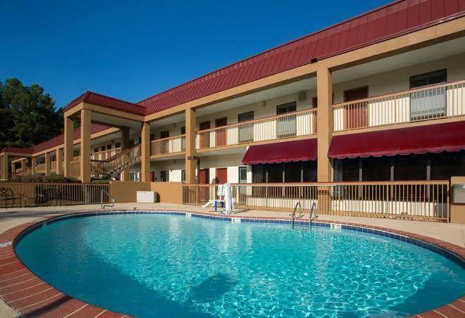 Red roof inn tupelo