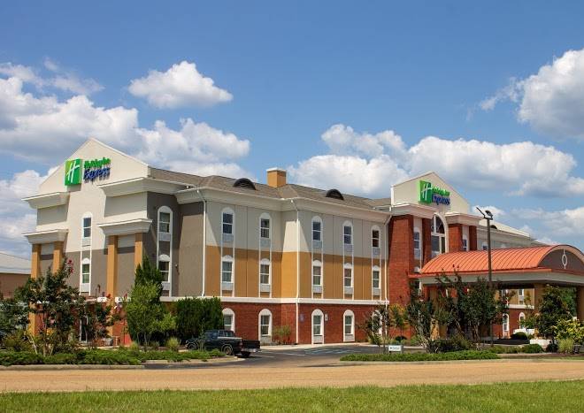 Holiday Inn Express Mccomb Image