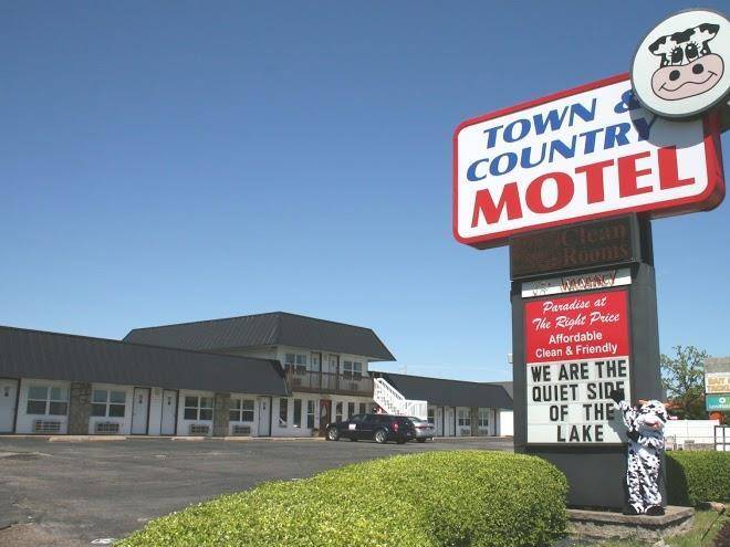 Town & Country Motel Image