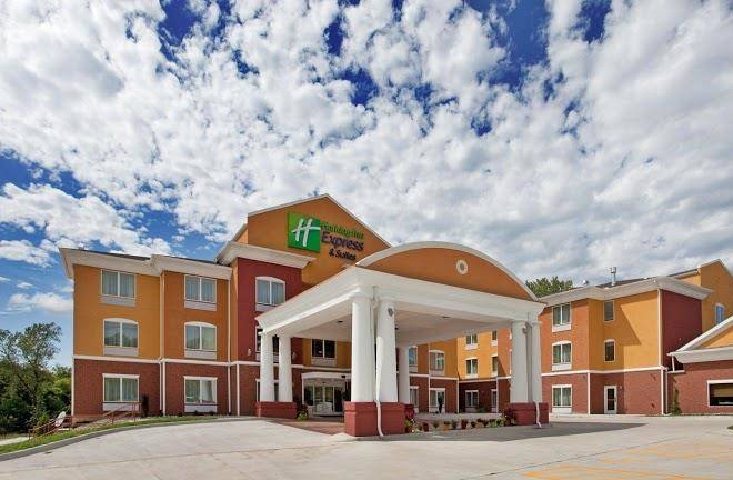 Holiday inn express & suites kansas city sport complex area