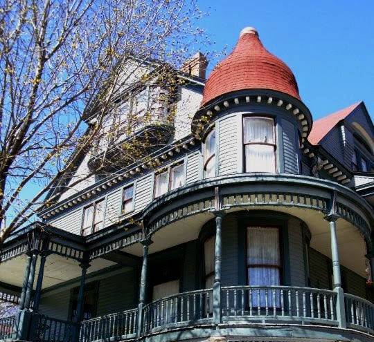 Reagan's queen anne bed and breakfast