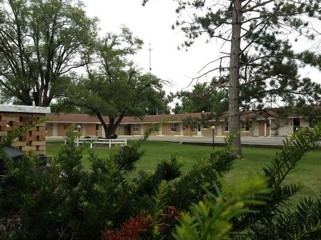 Twin pine motel