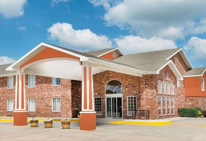 Super 8 By Wyndham Bolivar Image