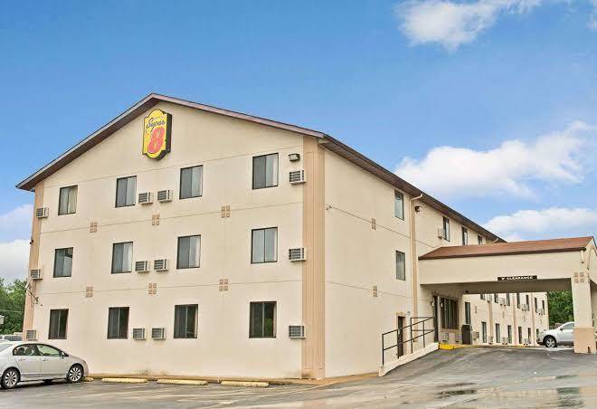 Super 8 by wyndham eureka six flags nearby