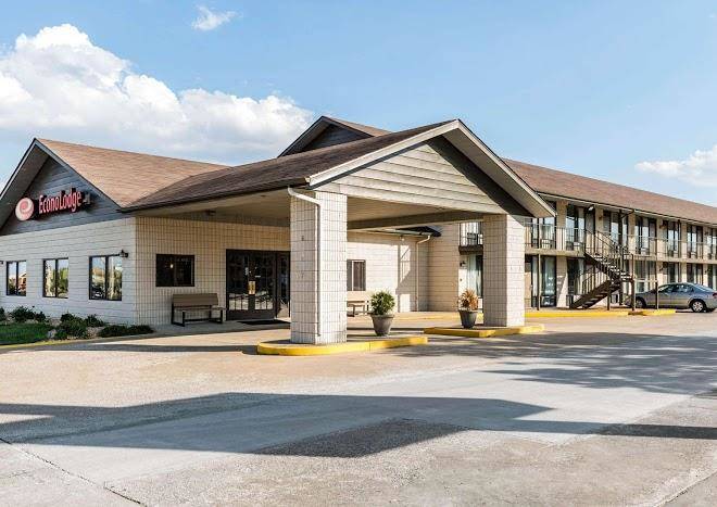 Econo Lodge Inn & Suites Shepherd Of The Hills Expy Image