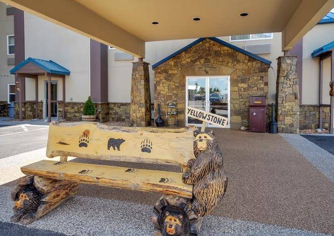 Yellowstone west gate hotel