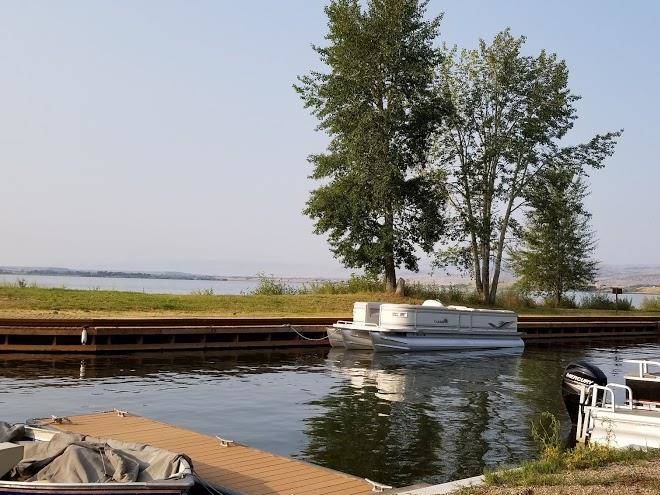 Lake shore lodge