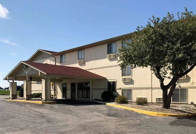 Super 8 by wyndham omaha sw