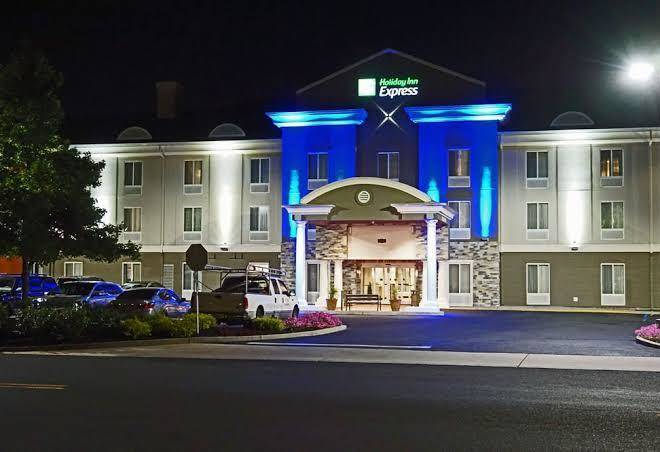 Holiday Inn Express & Suites Philadelphia Mt Laurel Image