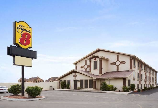 Super 8 By Wyndham Carlsbad Image