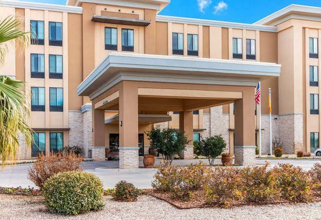 La Quinta Inn & Suites By Wyndham Carlsbad Image