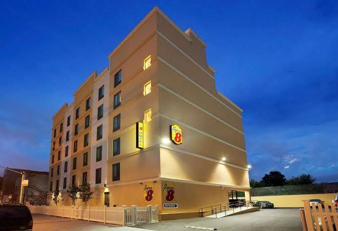 Super 8 By Wyndham Bronx Image