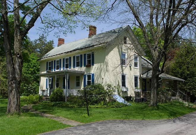 Le Petit Chateau Inn Image