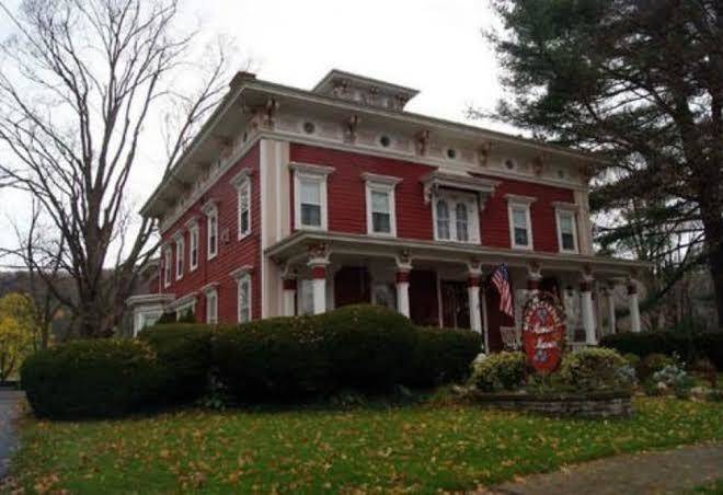Monier manor