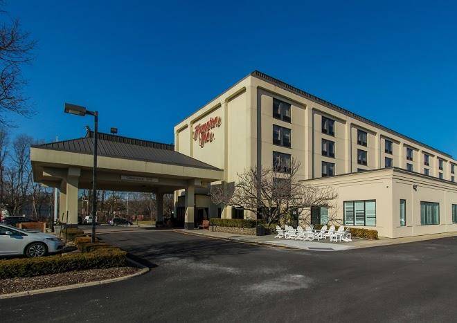 Hampton Inn Long Island Commack Image