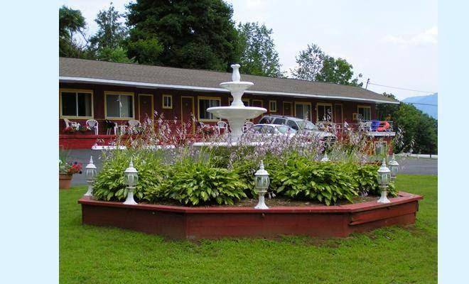 Flamingo resort on lake george