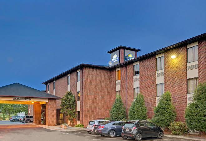 Days Inn & Suites By Wyndham Hickory Image