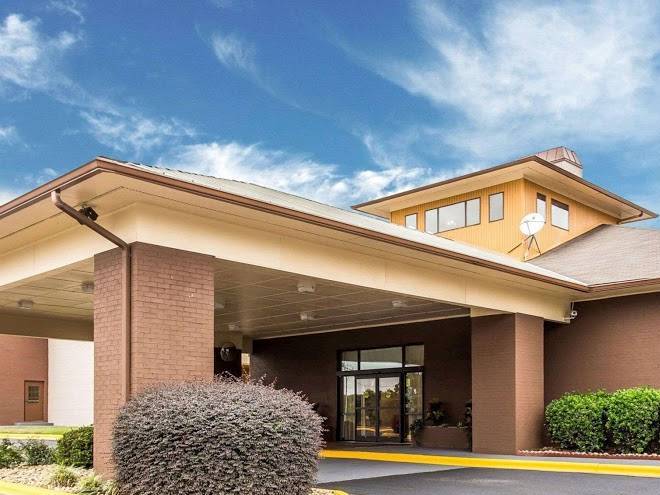 Quality Suites Convention Center Image