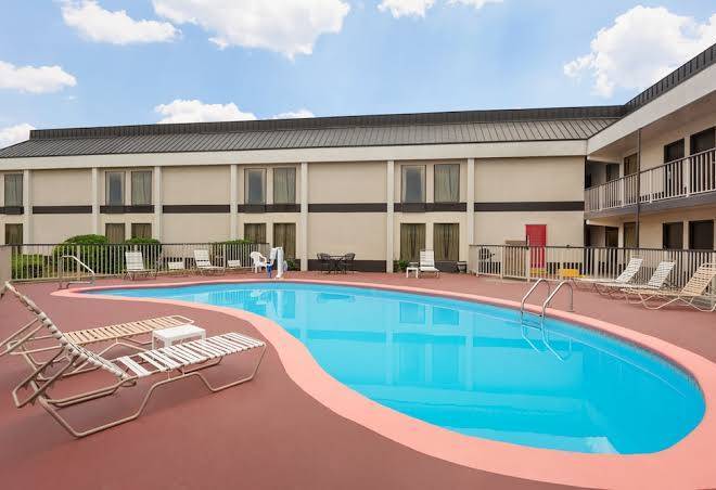 Days Inn & Suites By Wyndhamfort Bragg Cross Creek Mall Image