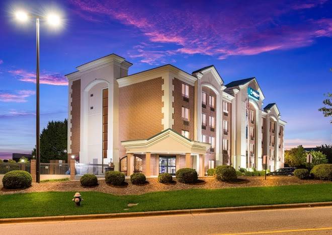 Clarion pointe greensboro airport
